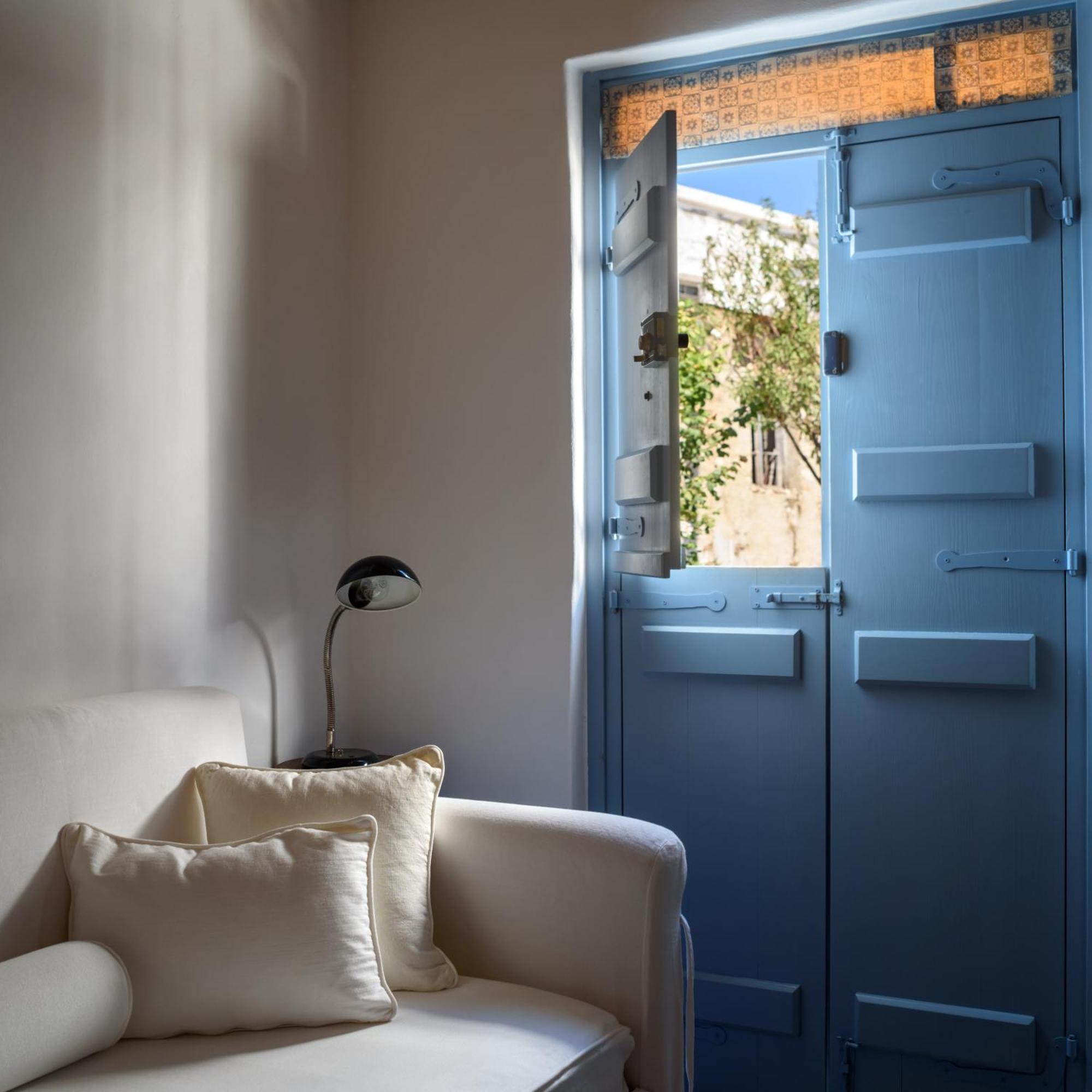 Mezzolovero Suites Kímolos Exteriér fotografie